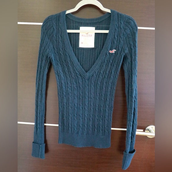 Navy Blue Cable Knit Hollister Sweater (M) - Picture 3 of 3